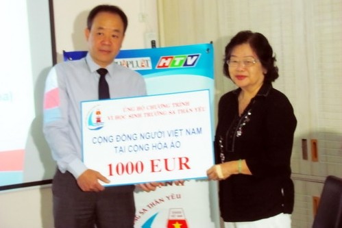 Auslandsvietnamesen in Österreich spenden 1000 Euro für den Bau von Schule auf der Insel Sinh Ton
